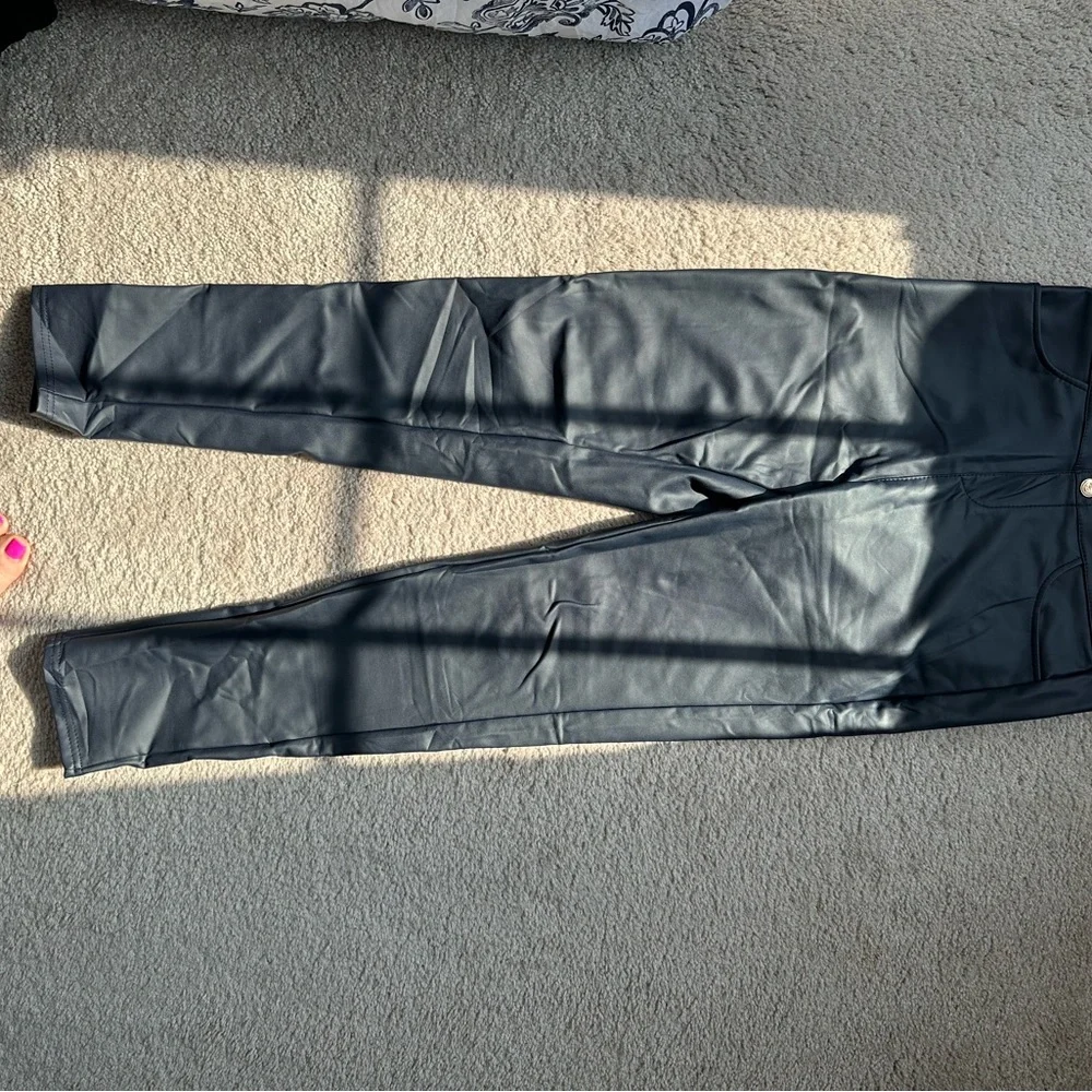 Shoes size 40 dresses size L and jeans size 10 - Picture 7 of 16